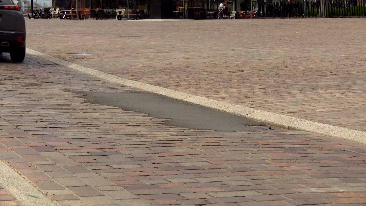 Op verschillende stukken in de straat ligt asfalt (foto: Omroep Brabant).
