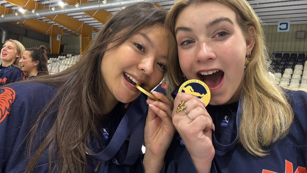 Maylin Hooijmans en Isabella van den Thillart na de wereldtitel.