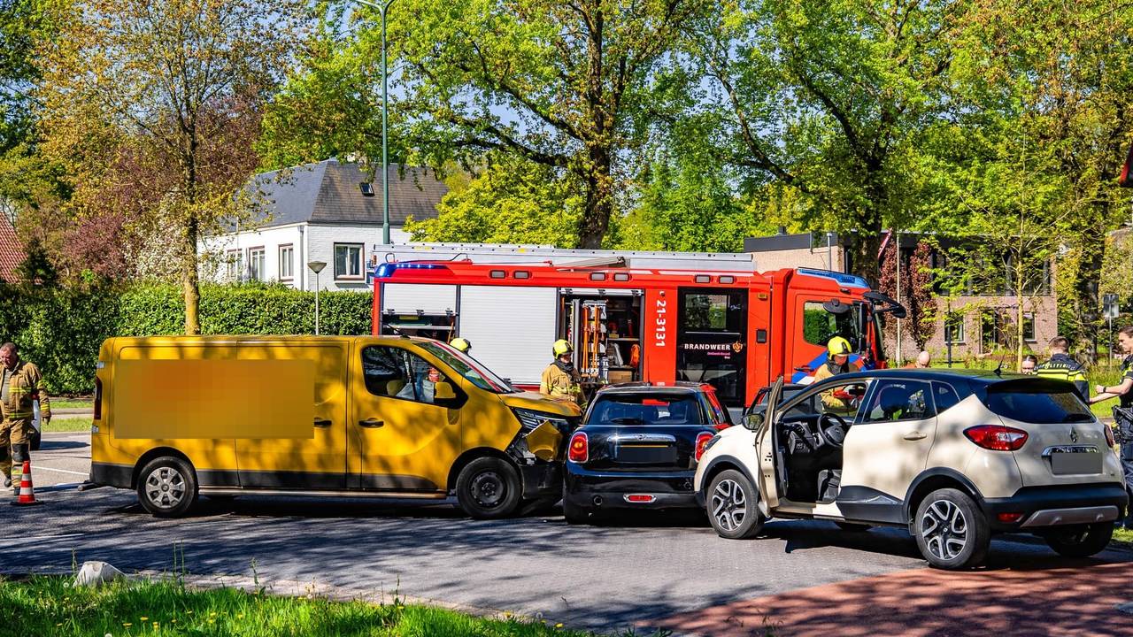 Ongeluk met pakketbezorger en twee andere auto's in Oss