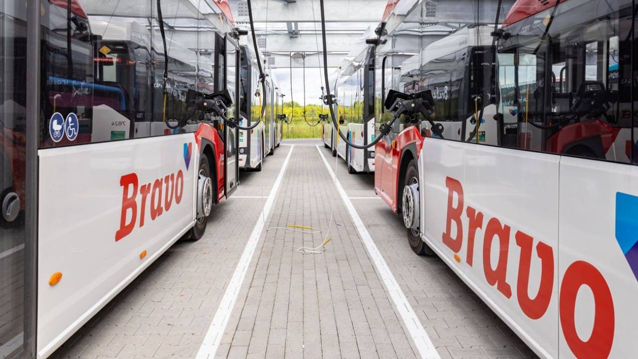 In de nieuwe busremise moeten 50 elektrische bussen kunnen opladen (foto: Provincie Noord-Brabant).