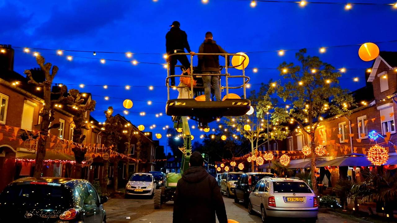 Bewoners van de Ahornstraat in Breda hangen lampen op ter voorbereiding op het WK (foto: Christiaan de Leij).