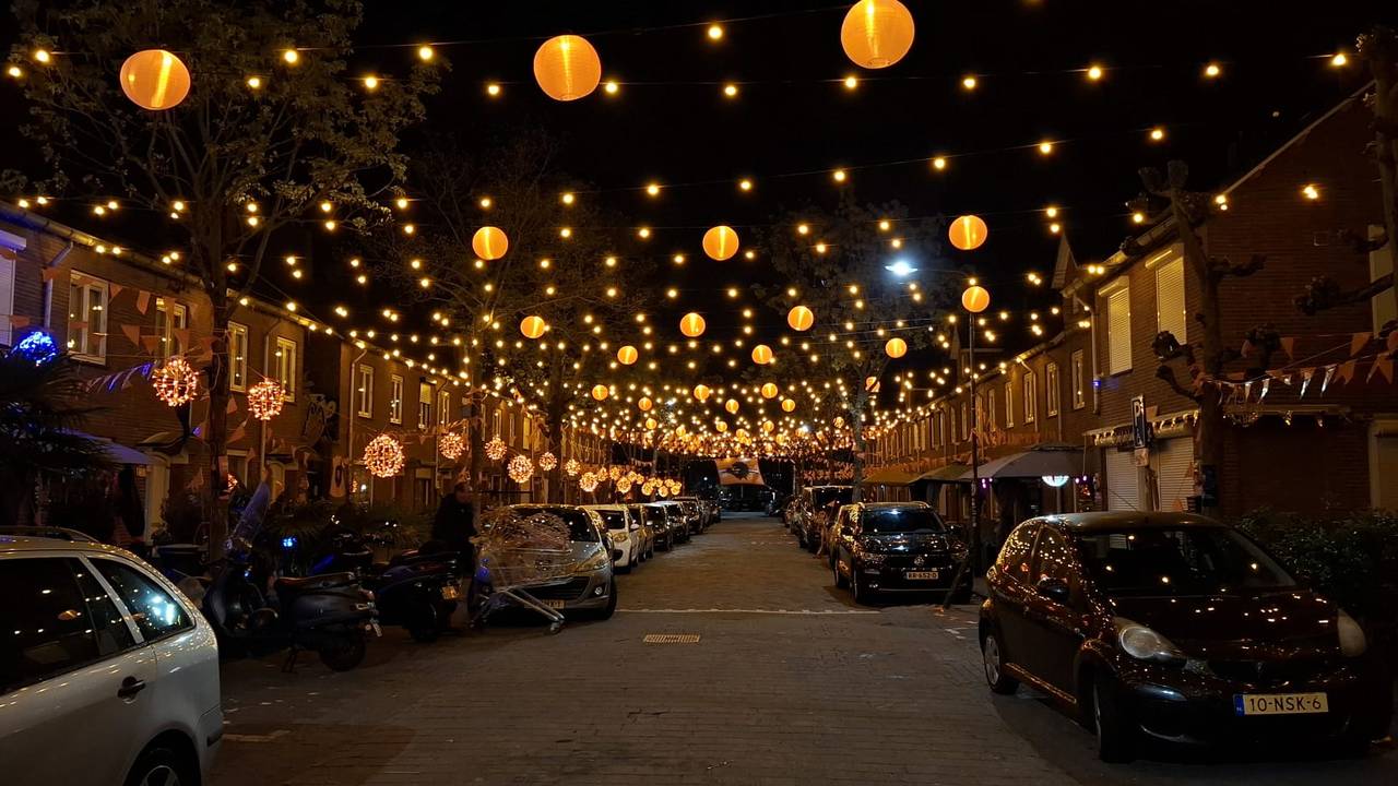 De Ahornstraat in Breda in de avond (foto: Christiaan de Leij).