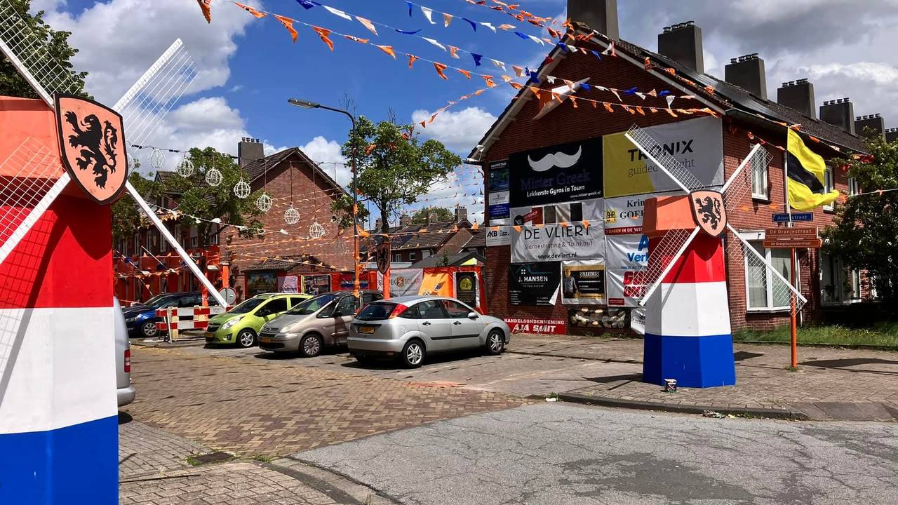 Tijdens het EK in 2024 stonden windmolens in de oranje Ahornstraat in Breda (foto: Christiaan de Leij). 