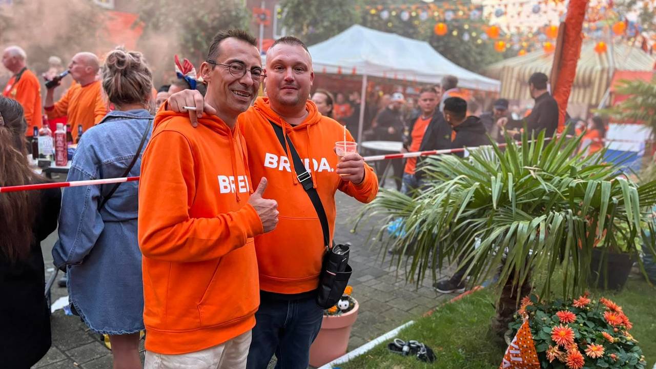 Christiaan de Leij (l) en Jaimy Weijgers (r) in hun Ahornstraat tijdens het EK van 2024 (foto: Christiaan de Leij). 