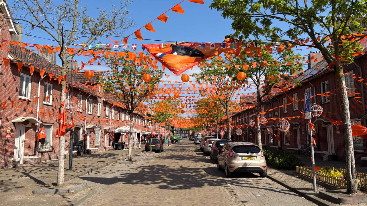 De Ahornstraat in Breda kleurt zeven weken voor het WK al helemaal oranje (foto: Ruud Ritzen).