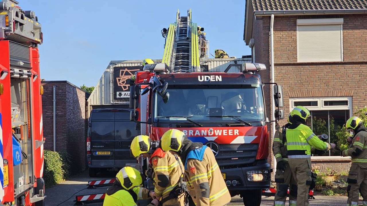 Brand op dak van autobedrijf in Boekel (foto: Persbureau Heitink).