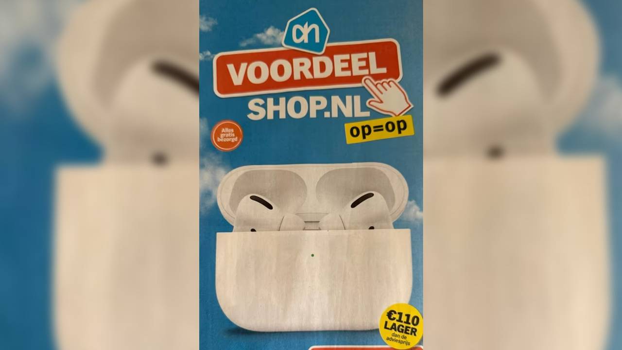 De AirPods in de folder van AH Voordeelshop.