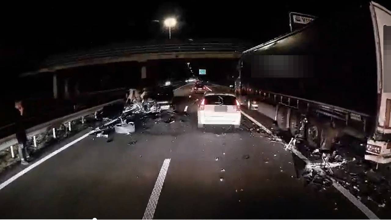 Dashcambeeld van het ongeval op de A27 (foto: Dave Aarts).