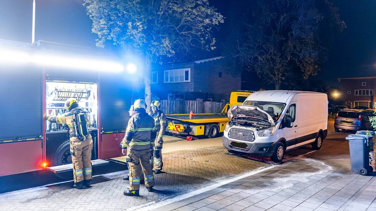 Bestelbus vat vlam in Oss, buurtbewoner grijpt in