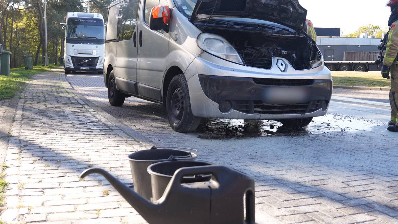 Busje brandt uit op parkeerplaats naast de A67