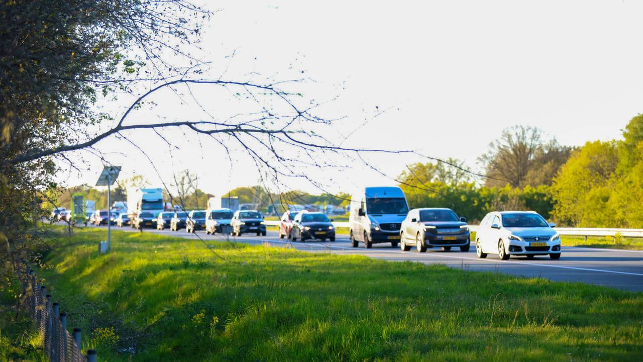 Het verkeer kan op dit traject niet doorrijden en wordt omgeleid via Den Bosch. (Addy Smits / Persbureau Heitink.)