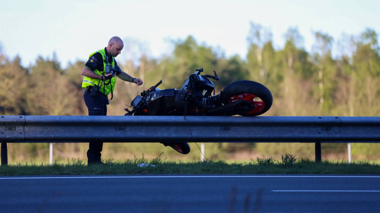 Het verkeer kan op dit traject niet doorrijden en wordt omgeleid via Den Bosch. (Addy Smits / Persbureau Heitink.)