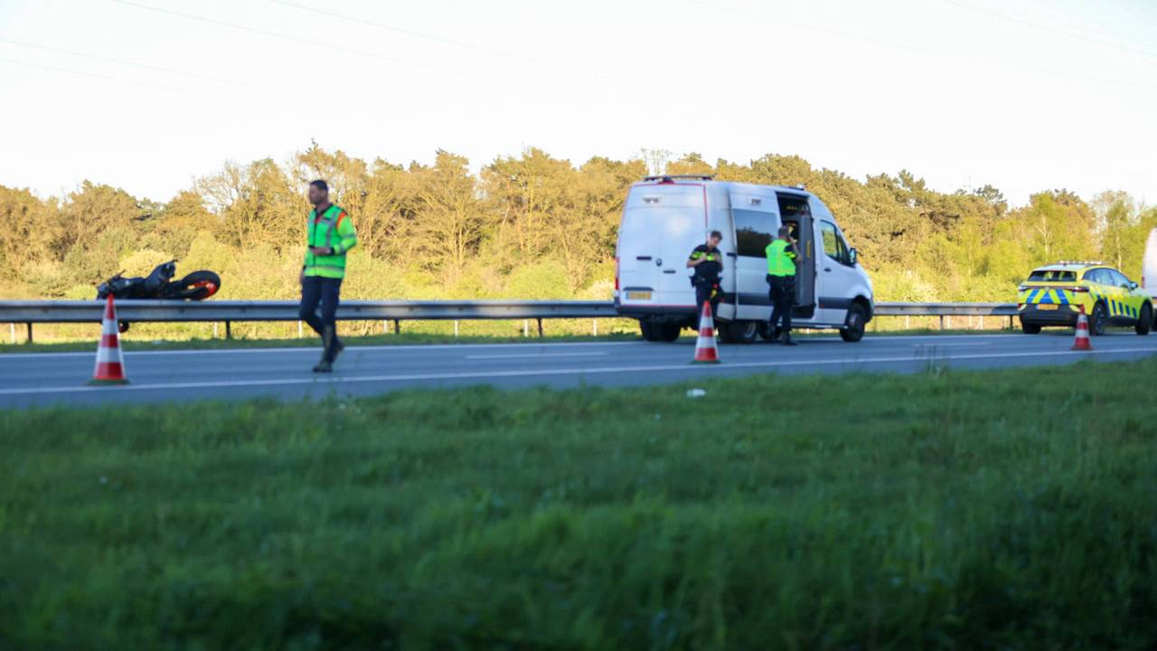 De weg is nog tot zeker tien uur afgesloten voor onderzoek. (Foto: Addy Smits / Persbureau Heitink.)