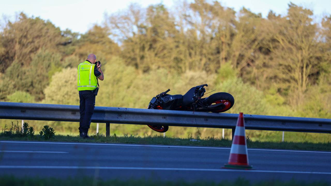 Bij het ongeluk botste een motorrijder met een auto. (Foto: Addy Smits / Persbureau Heitink.)