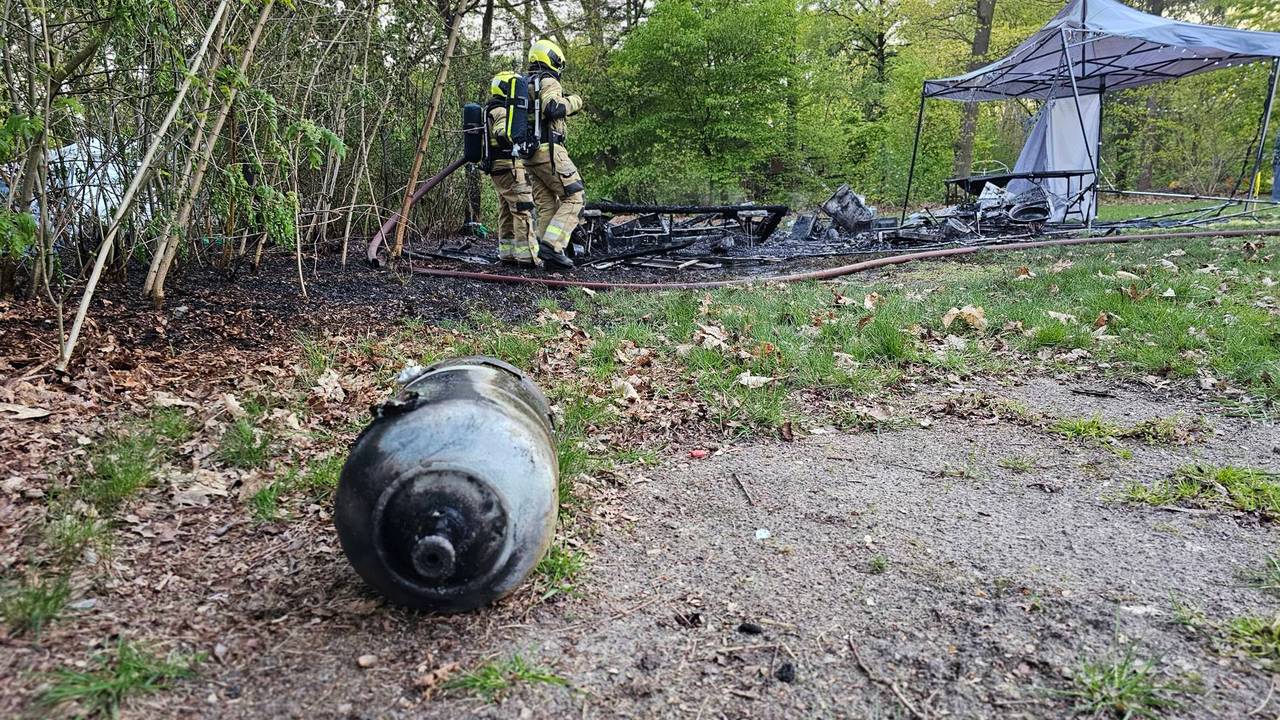 Alleen een half gesmolten partytent bleef over na de brand. (Foto: Addy Smits / Persbureau Heitink.)