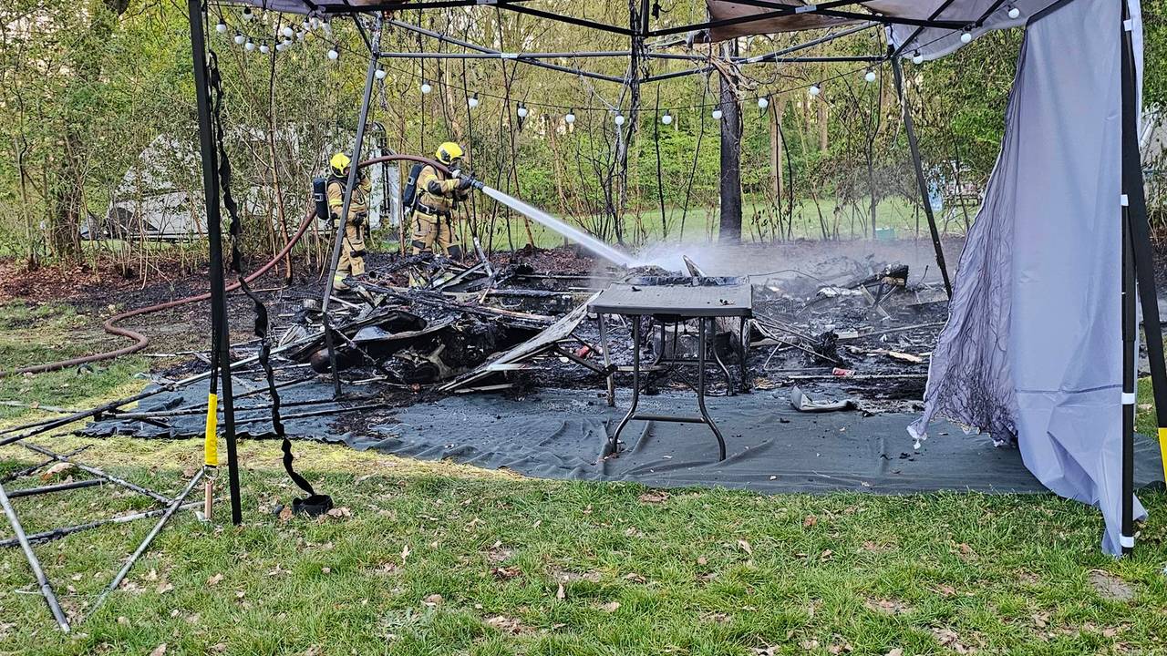 De vlammen hebben de caravan vrijwel met de grond gelijk gemaakt. (Foto: Addy Smits / Persbureau Heitink.)