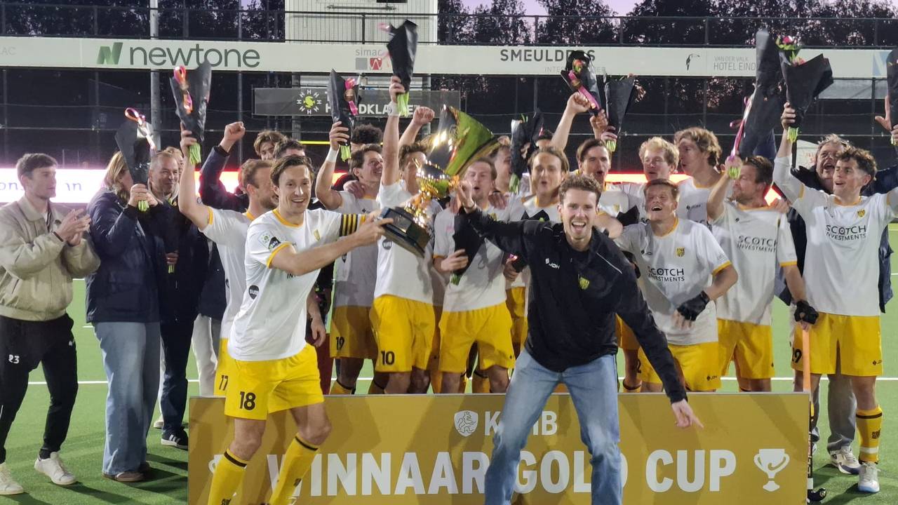 De mannen van HC 's-Hertogenbosch wonnen de Gold Cup en die mocht Jasper Tukkers samen met Sander van Berkel omhoog houden (foto: Leon Voskamp).