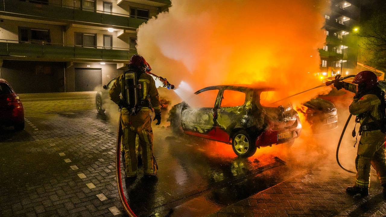 De brandweer bluste de auto's aan de Admiraal Byrdstraat in Geldrop (foto: Dave Hendriks/Persbureau Heitink).