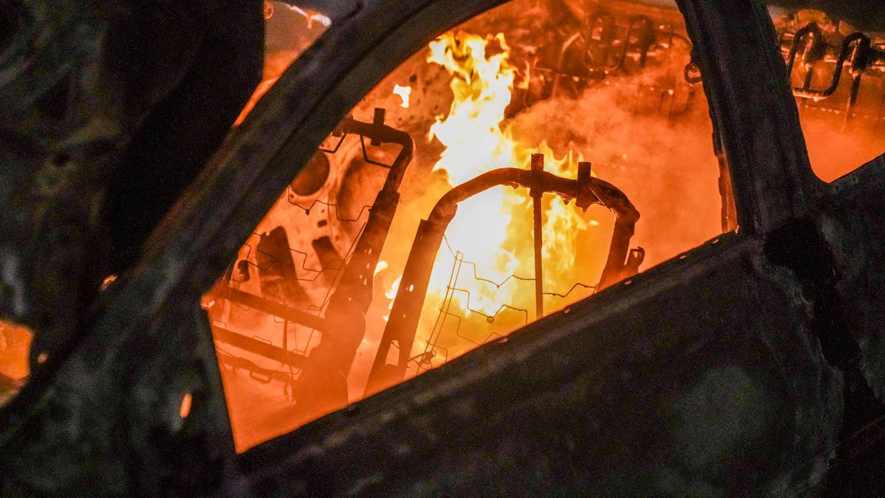 Van deze auto in Geldrop bleef weinig over (foto: Dave Hendriks/Persbureau Heitink).