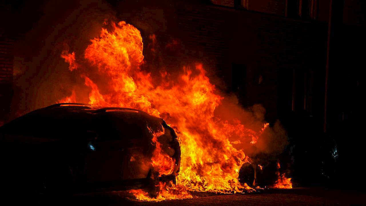 De vlammenzee aan de Monseigneur Völkerstraat in Kaatsheuvel (foto: Erik Haverhals/Persbureau Heitink).