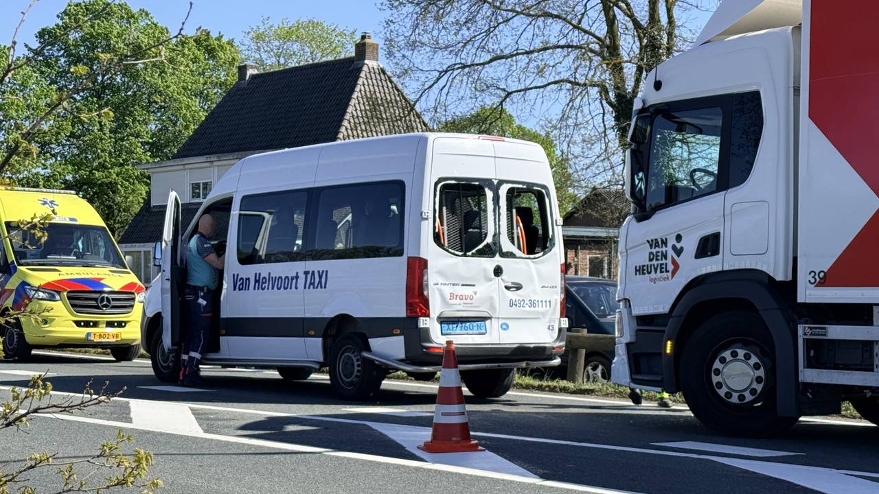 Vrachtwagen botst op taxibus in Deurne (foto: AS media).