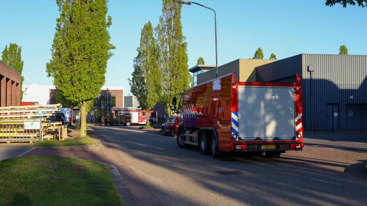 In dit bedrijfspand was brand (foto: Addy Smits / Persbureau Heitink).