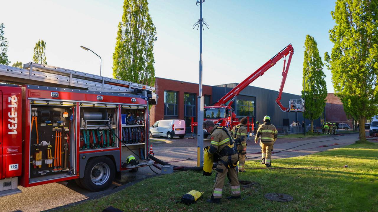 In dit bedrijfspand was brand (foto: Addy Smits / Persbureau Heitink).