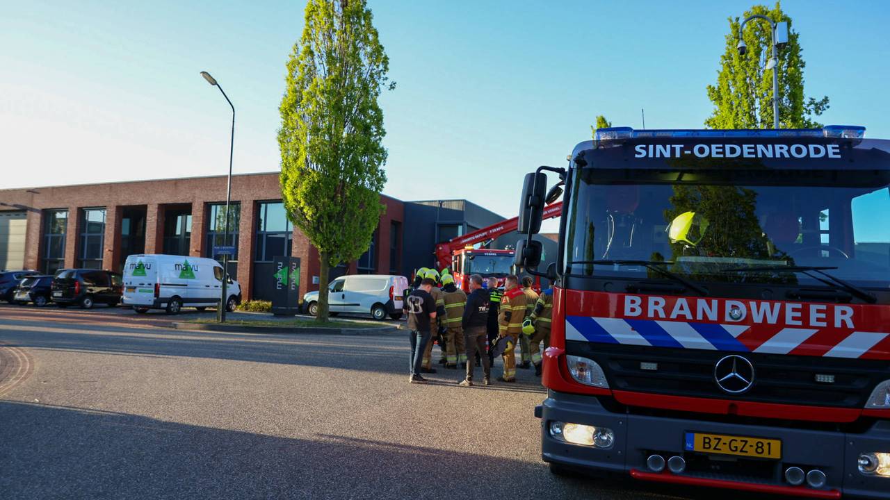 In dit bedrijfspand was brand (foto: Addy Smits / Persbureau Heitink).