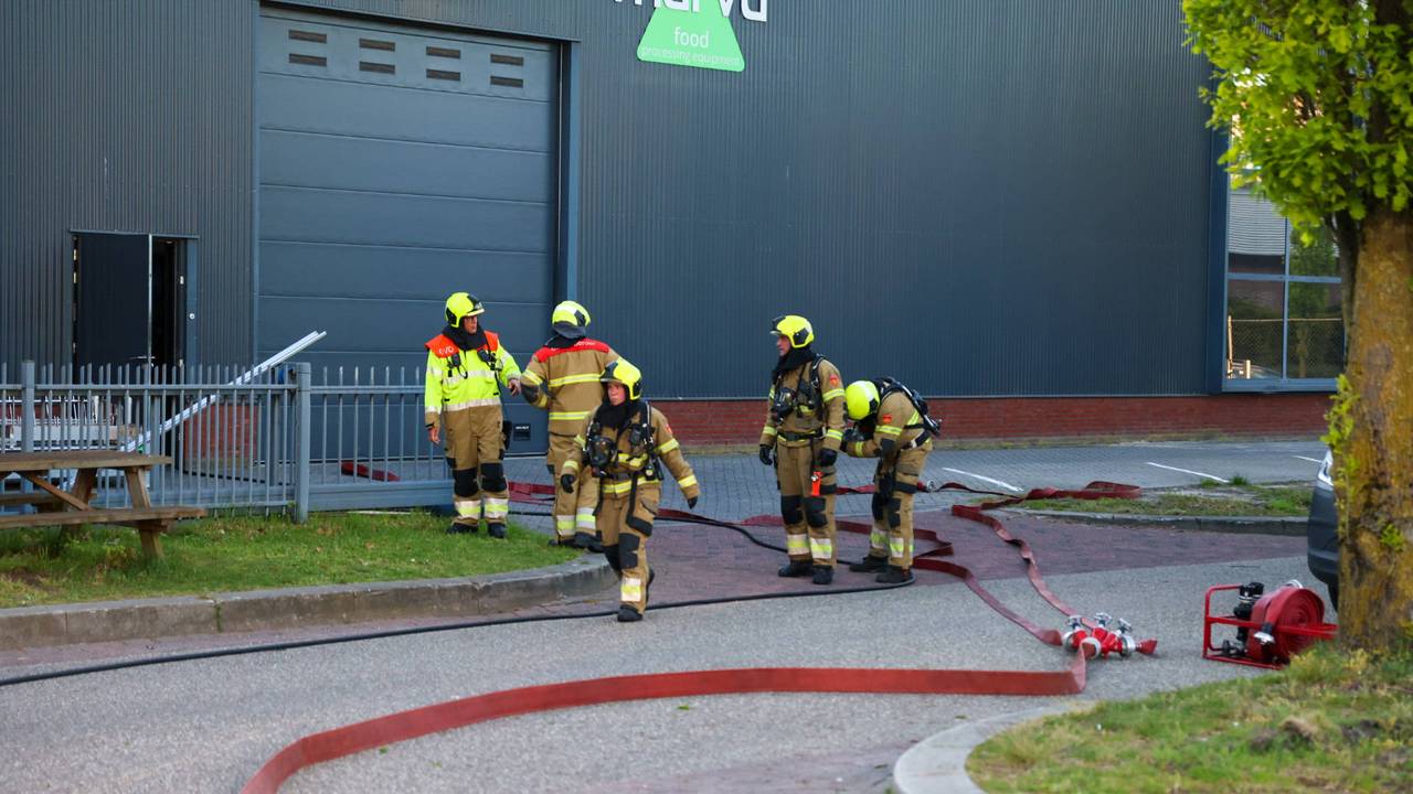 In dit bedrijfspand was brand (foto: Addy Smits / Persbureau Heitink).