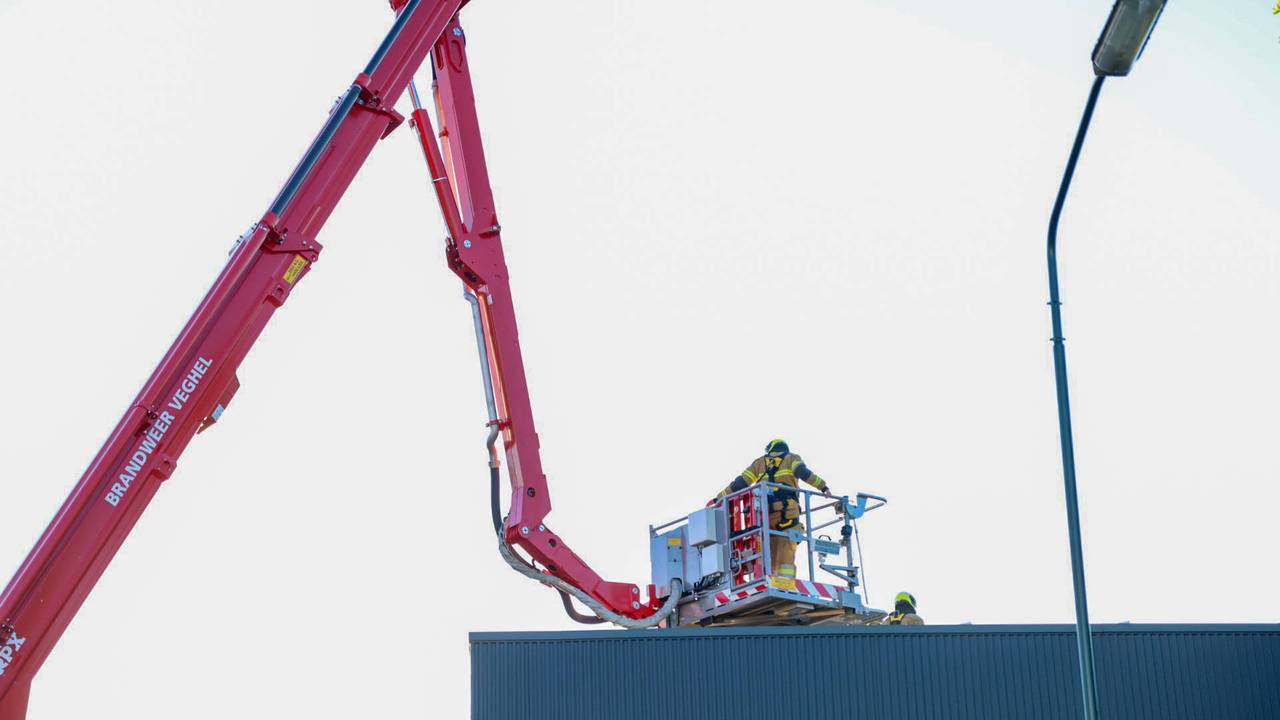 In dit bedrijfspand was brand (foto: Addy Smits / Persbureau Heitink).