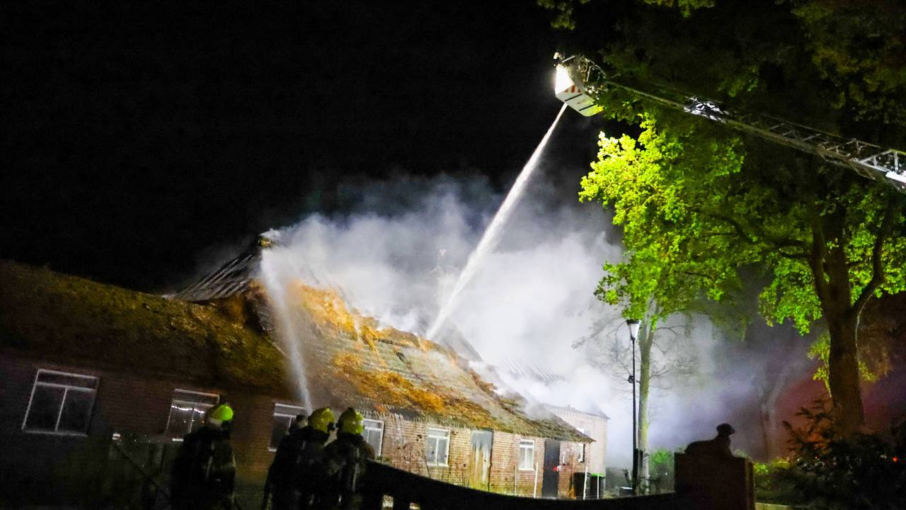 Grote brand verwoest woonboerderij in Zeeland (foto: Addy Smits / Persbureau Heitink).  