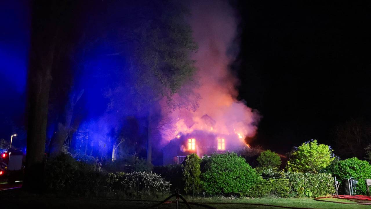 Grote brand verwoest woonboerderij in Zeeland (foto: Addy Smits / Persbureau Heitink).  