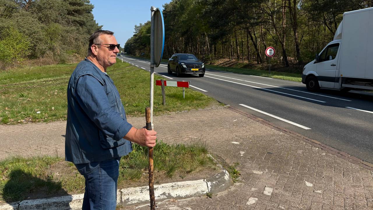 Paul wandelt een paar keer per week over de gevaarlijke weg (Foto: Alice van der Plas)
