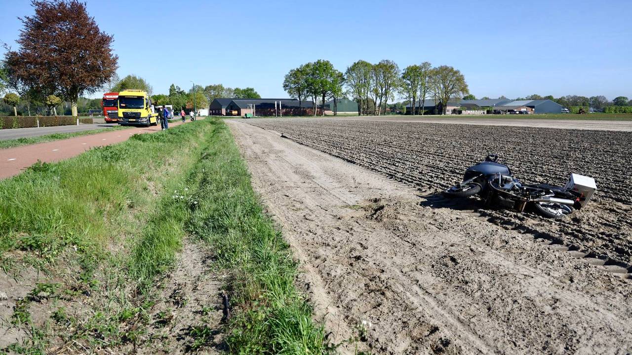 Motorrijder van achteren aangereden (foto: SK-Media/Persbureau Heitink).