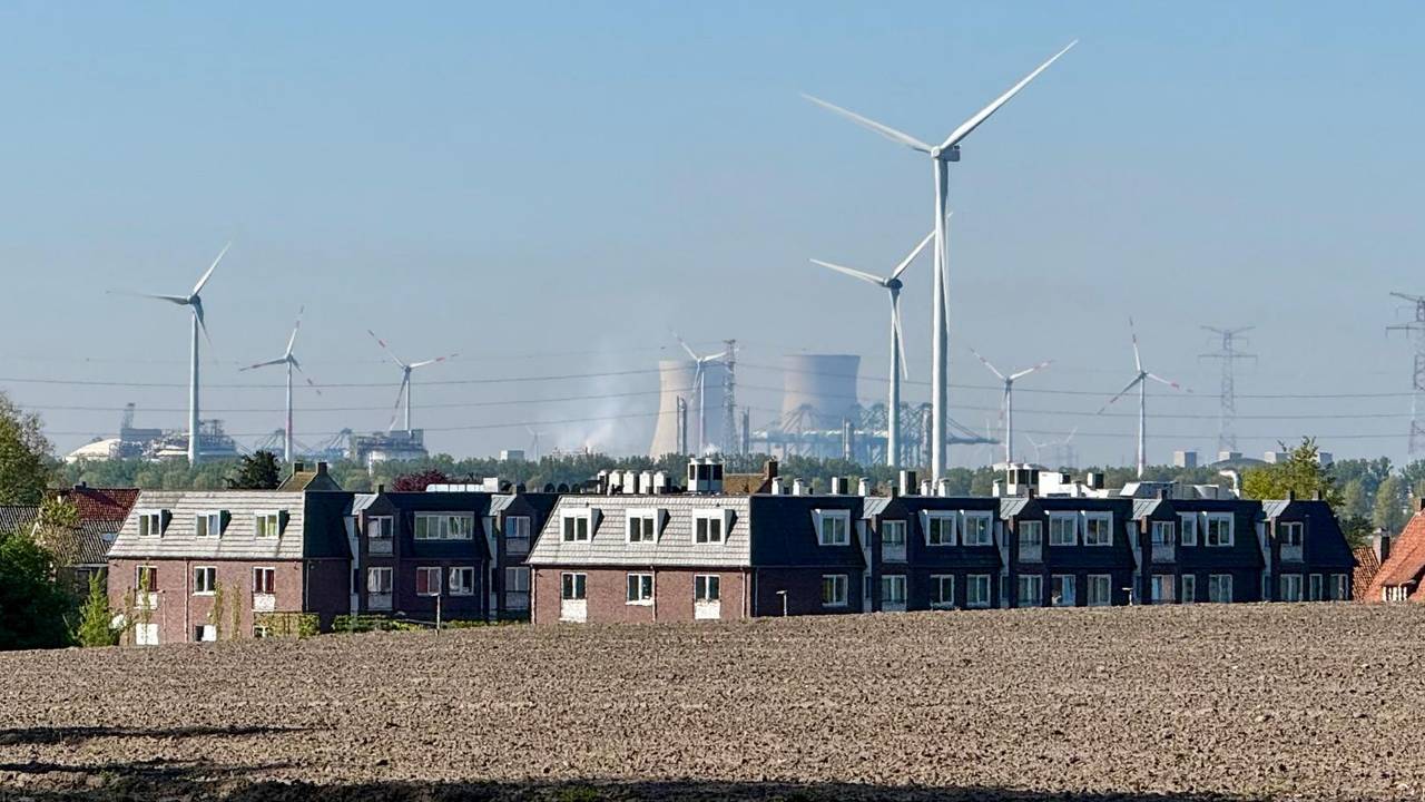 De kerncentrale staat op een steenworp afstand van Ossendrecht (foto: Erik Peeters).
