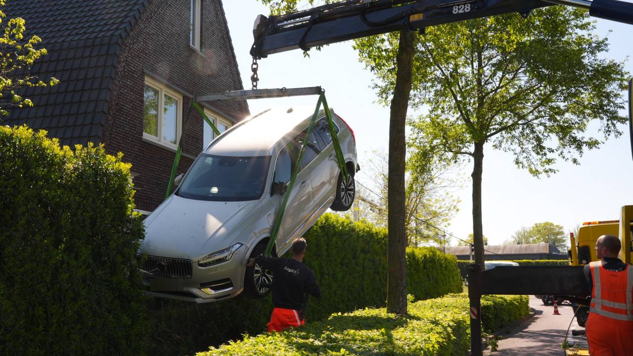 Auto mist net een huis in Waalwijk en komt tot stilstand in tuin