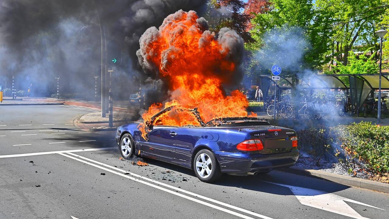 Auto vliegt spontaan in brand in Valkenswaard