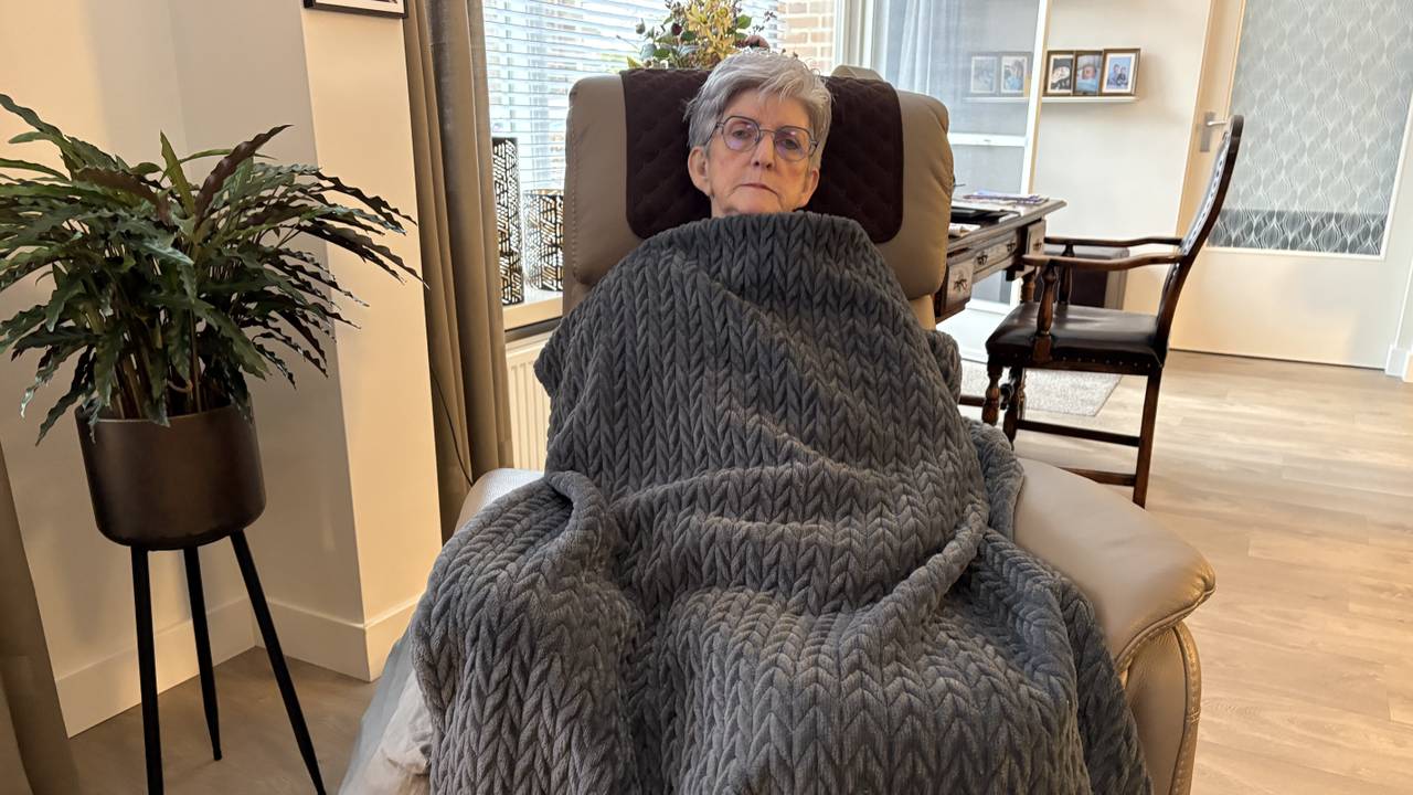 Bewoner Tonny van Hees zat afgelopen winter regelmatig onder een warme deken omdat haar appartement niet warm werd (foto: Wilco Zonneveld).