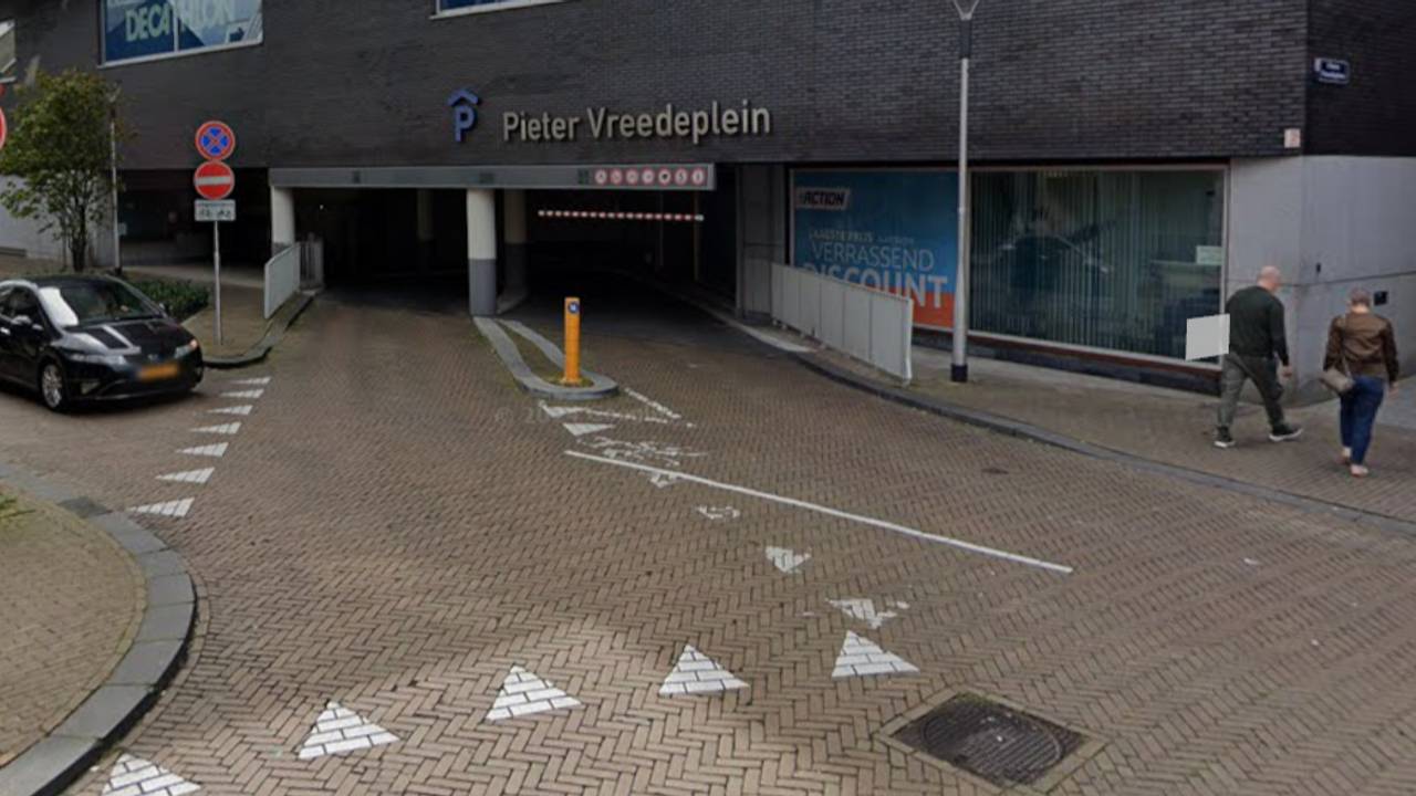De ingang van de parkeergarage aan het Pieter Vreedeplein (foto: Google Maps).