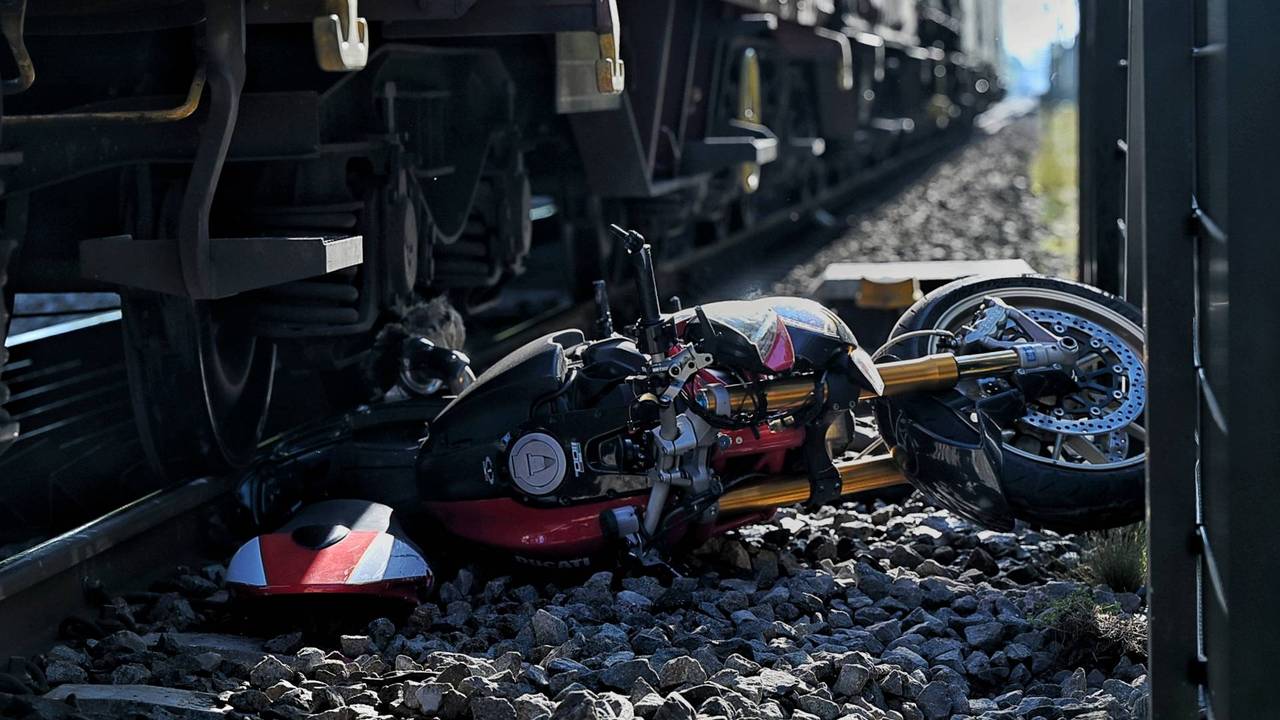 De goederentrein ramde de motor (foto: Toby de Kort / Persbureau Heitink).