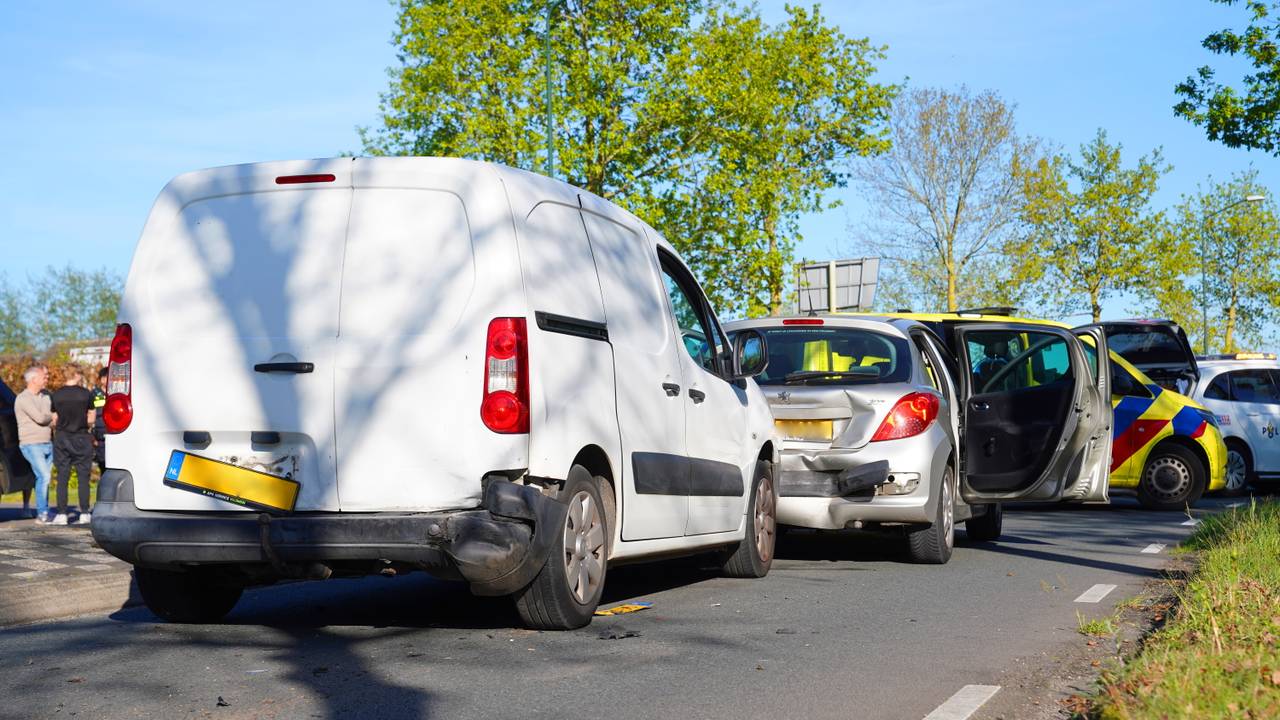De auto's klapten achterop elkaar (foto: Bart Meesters / Persbureau Heitink).