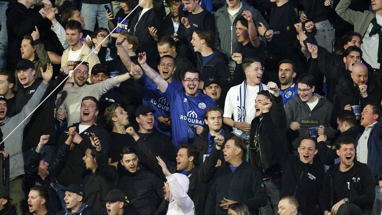 De Bossche fans vieren de tegengoals en het behalen van het play-off-ticket (Foto: Bart Stoutjesdijk/ANP.)