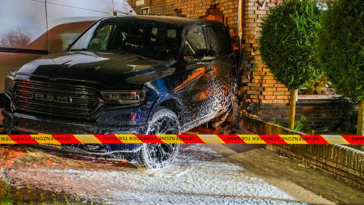 De auto knalde het huis in (foto: Dave Hendriks / Persbureau Heitink).