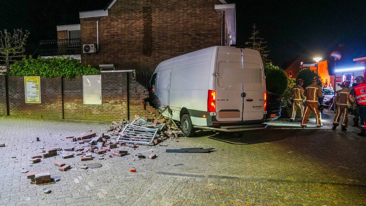 Ook een muur naast het huis stortte deels in (foto: Dave Hendriks / Persbureau Heitink).