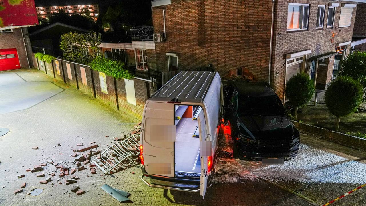 De chauffeur van de bus is gevlucht (foto: Dave Hendriks / Persbureau Heitink).