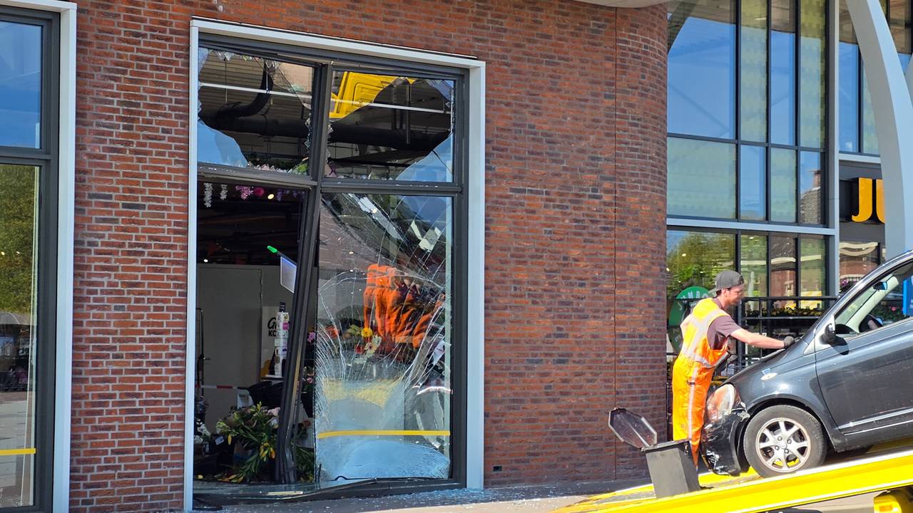 Auto rijdt Jumbo-supermarkt binnen in Dongen