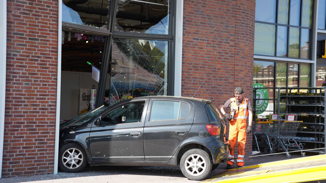 Auto rijdt de Jumbo binnen in Dongen (foto: Persbureau Heitink).