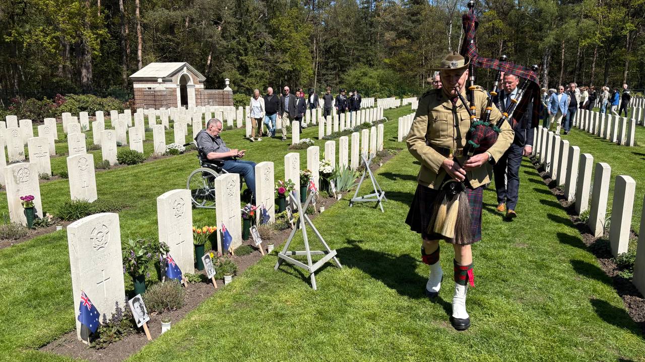 Een doedelzakspeler op de Anzac-herdenking in Mierlo (Foto: Alice van der Plas)