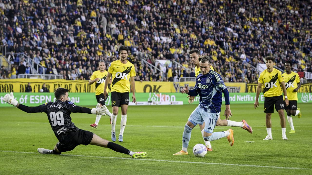 Mika Godts schoot Ajax op prachtige wijze op 0-2 tegen NAC (foto: Olaf Kraak, ANP).