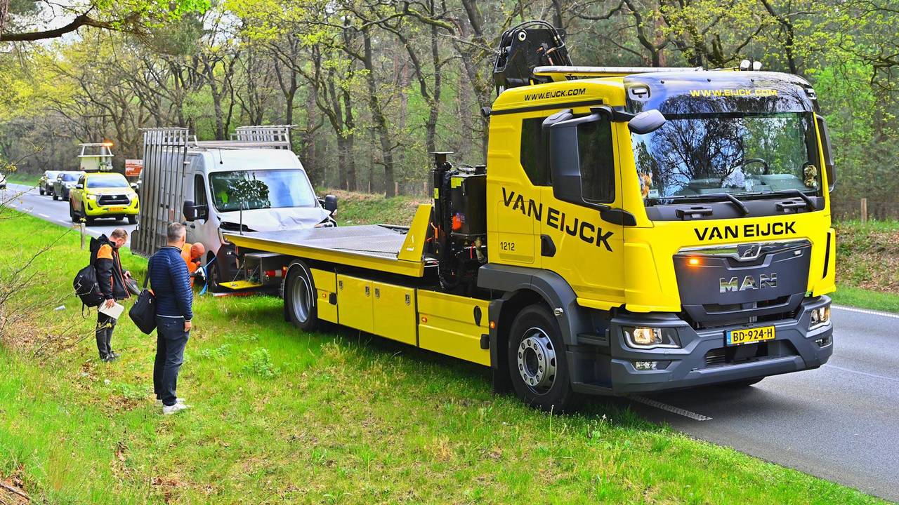 De voertuigen konden niet meer verder (foto: Rico Vogels / Persbureau Heitink).